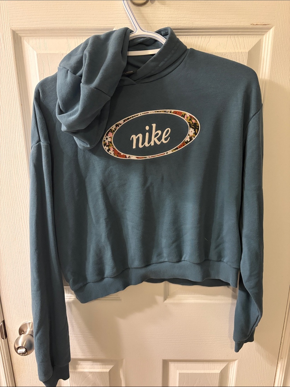 Nike Women's Teal Blue Cropped Crewneck Sweatshirt with Floral Logo